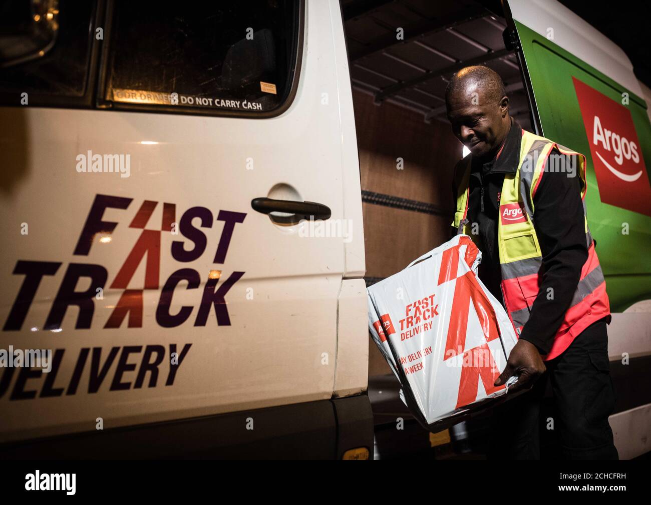 REDAKTIONELLE NUTZUNG NUR Neil Hart aus Wimbledon ist einer der ersten Menschen in Großbritannien, der eine Xbox One X erhält, die heute als allgemeine Veröffentlichung veröffentlicht wird und kurz nach Mitternacht direkt an seine Haustür geliefert wird. Stockfoto