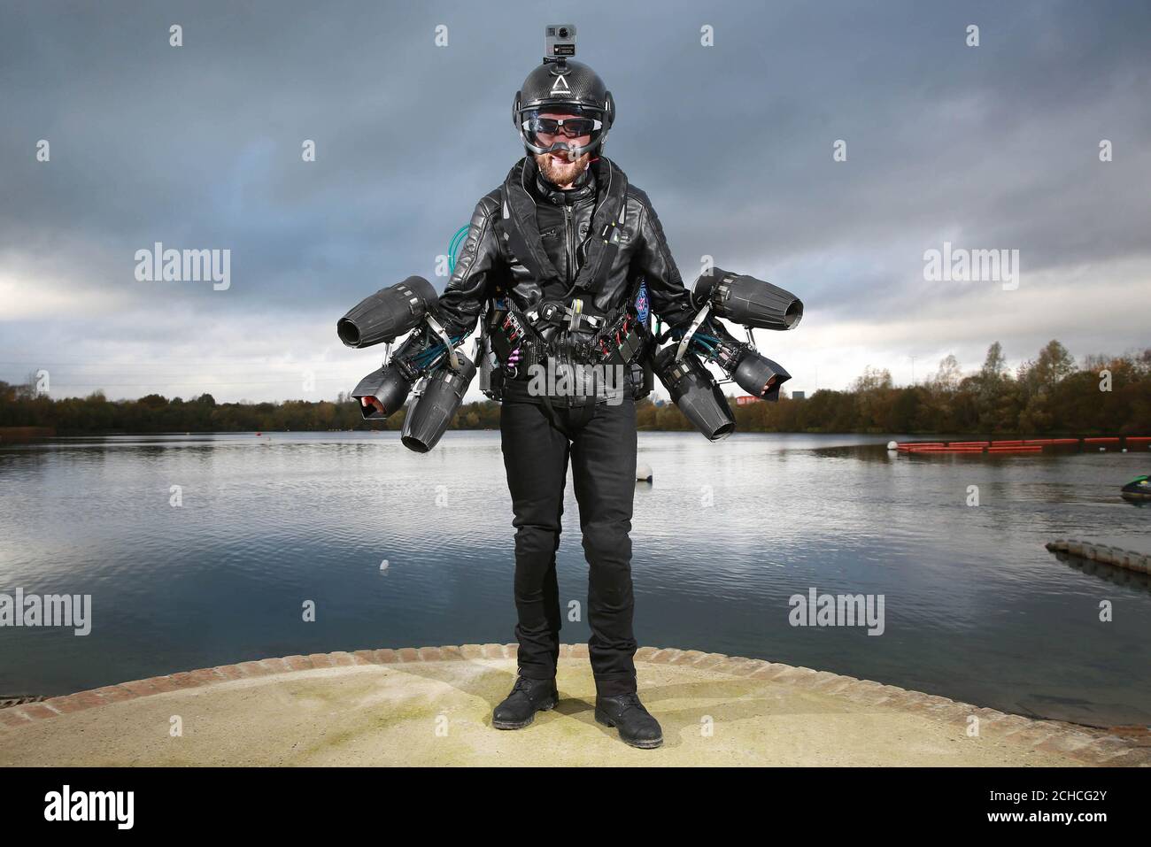 Richard Browning, Gründer und Pilot bei Gravity Industries Ltd, stellt den Guinness-Weltrekord für „die schnellste Geschwindigkeit in einem körpergesteuerten Triebwerksanzug“ im Lagoona Park in Reading fest, anlässlich des Guinness-Weltrekordtages 2017. Stockfoto