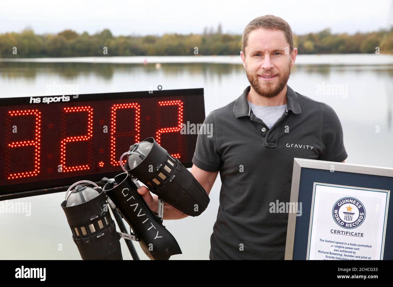 NUR FÜR REDAKTIONELLE VERWENDUNG Richard Browning, Gründer und Pilot bei Gravity Industries Ltd, stellt den Guinness-Weltrekord für "die schnellste Geschwindigkeit in einem körpergesteuerten Triebwerksanzug" im Lagoona Park in Reading fest, anlässlich des Guinness-Weltrekordtages 2017. Stockfoto