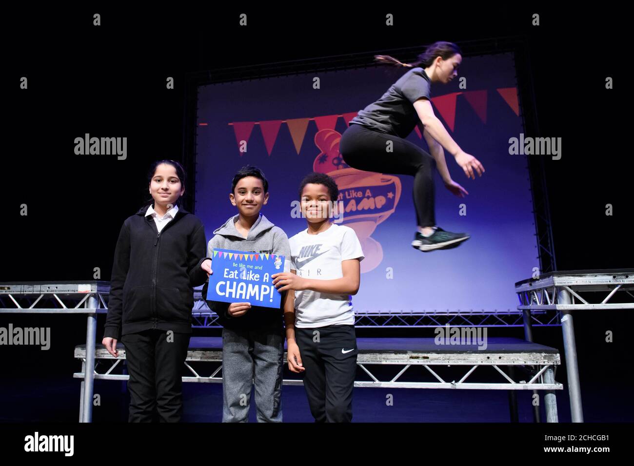 Jennifer Wilson von Parkour Generations' tritt mit Schülern der Sheringham Primary School in Newham im Rahmen des Eat Like A CHAMP Showcase auf, einem kostenlosen Schulungsprogramm für gesunde Ernährung, das von Danone unterstützt wird und auf die Förderung einer guten Ernährung und eines guten Lebensstils abzielt, im Stratford Circus Arts Centre in London. Stockfoto