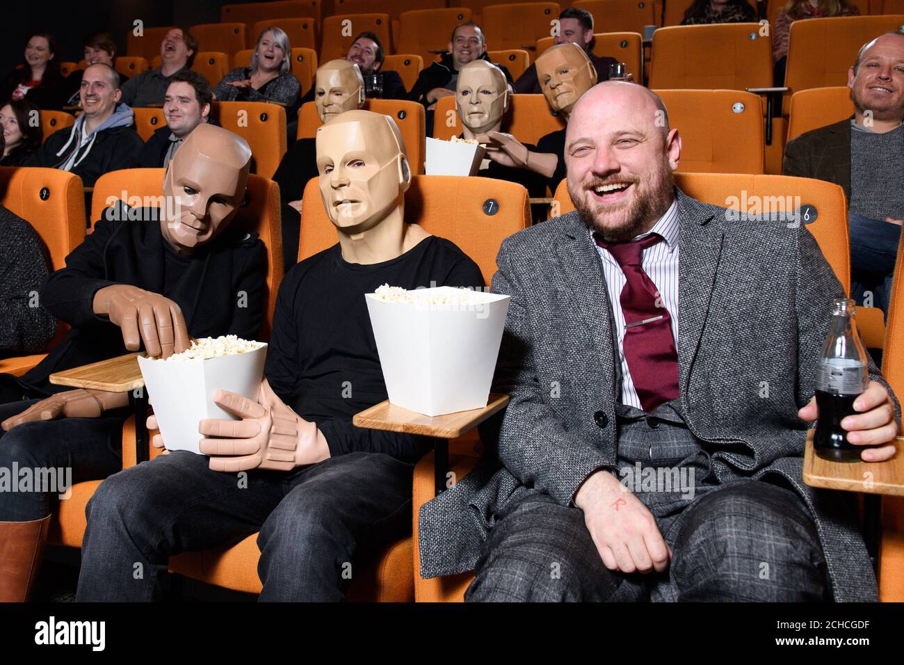 Red Dwarf Fans verkleideten sich als die Figur Kryten bei einer Sondervorführung im Curzon Aldgate in London der letzten Episode von Red Dwarf XII, die am Donnerstag, 16. November, auf Dave um 21 Uhr ausgestrahlt wird, wobei die vollständige Serie auf UKTV Play verfügbar ist. Stockfoto