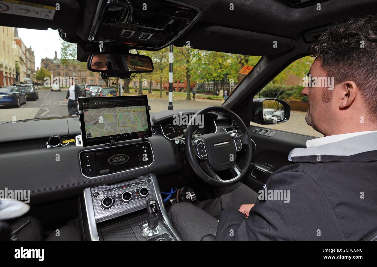 Ein Jaguar Land Rover Forschungsfahrzeug, das mit der selbstfahrenden Technologie des Unternehmens ausgestattet ist, navigiert durch das Stadtzentrum von Coventry. Stockfoto