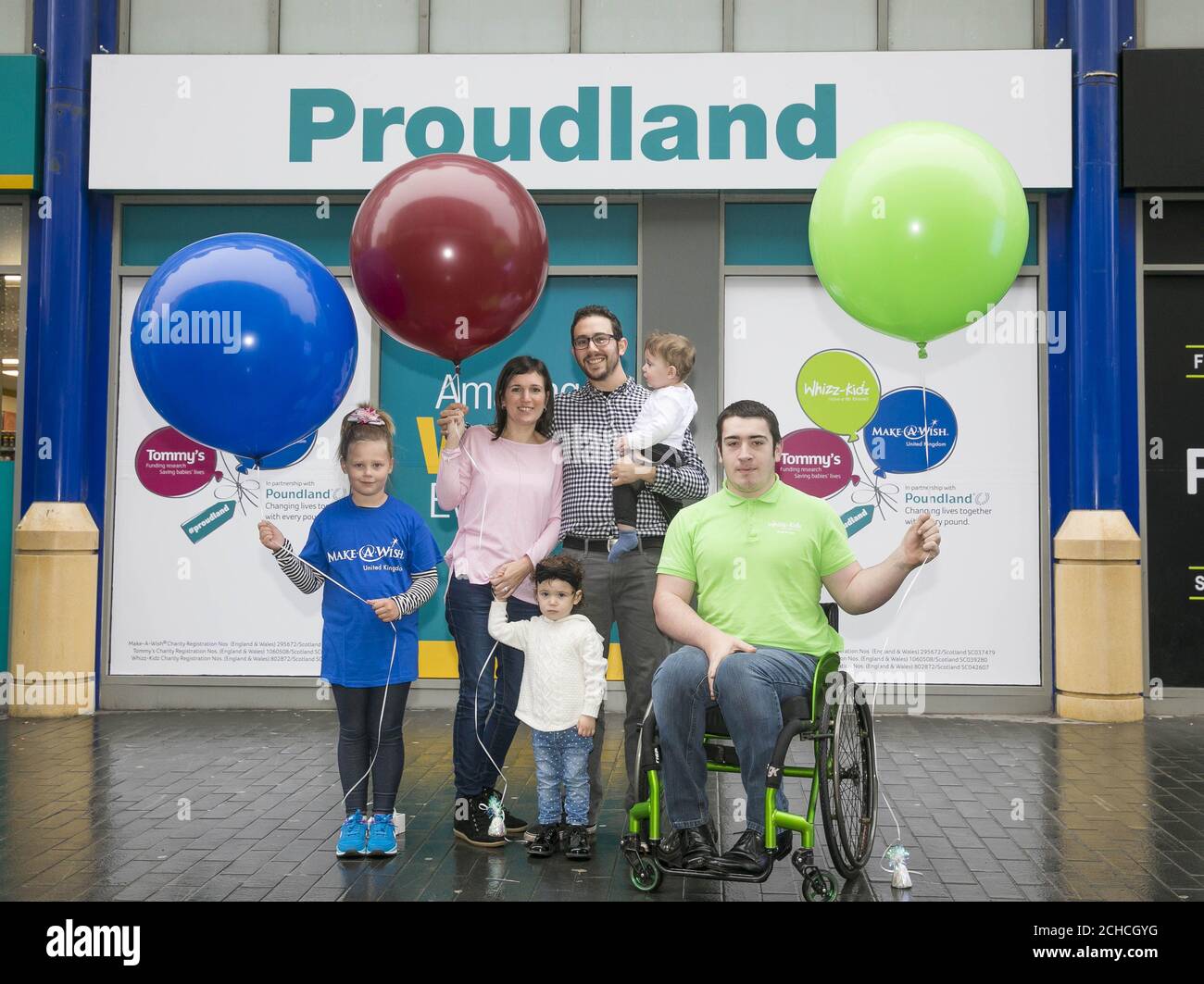 (Von links nach rechts) Make-A-Wish-Botschafterin Ellie Perkins, 7, Tommys Botschafter Adam Powsney mit Frau Hayley und den Kindern Edie, 2, und George, 1, und Whizz Kids-Botschafterin Bradley Beaumont im Poundland Birmingham Corporation Street Store, während der Einzelhändler neue Charity-Partnerschaften mit Make-A-Wish, Tommy's und Whizz Kids ankündigt. Stockfoto