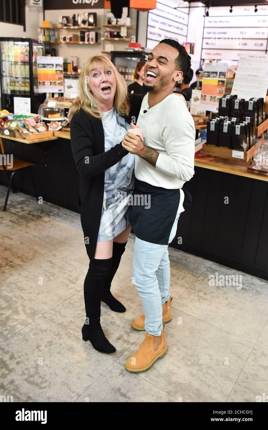 EMBARGOED TO 0001 DIENSTAG NOVEMBER 21 REDAKTIONELLE VERWENDUNG NUR Aston Merrygold trifft Kundin Sandra Fisher in einem Café in Victoria, London, in Zusammenarbeit mit Mentos zu feiern World Hello Day, der am Dienstag 21. November ist.ÊPRESS ASSOCIATION. Foto. Ausgabedatum: Montag, 20. November 2017. Bildnachweis sollte lauten: Matt Crossick/PA Wire Stockfoto