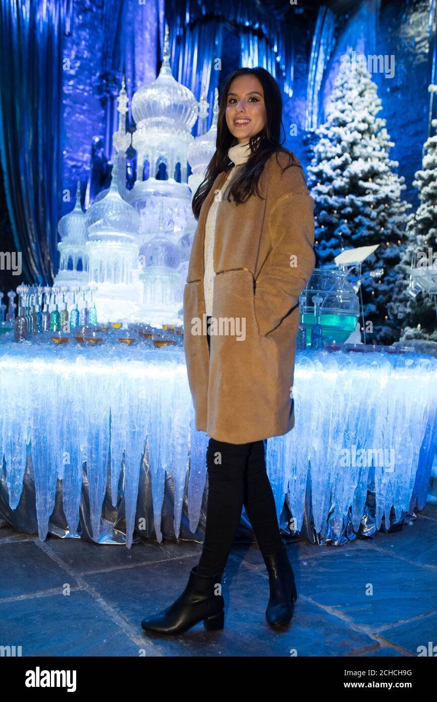 Hergestellt in Chelsea's Lucy Watson vor der Great Hall Stage, die wie für den Yule Ball in Harry Potter & The Goblet of Fire bei der Warner Bros. Studio Tour London dekoriert wurde. Stockfoto