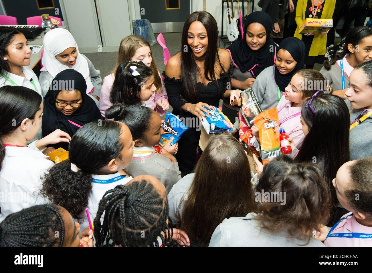 Alexandra Burke kommt zu Amazon für eine Überraschungs-Prime Now-Lieferung an ihre alte Sekundarschule, Elizabeth Anderson Garret School, in Islington, London, zum Start des Black Friday. Stockfoto