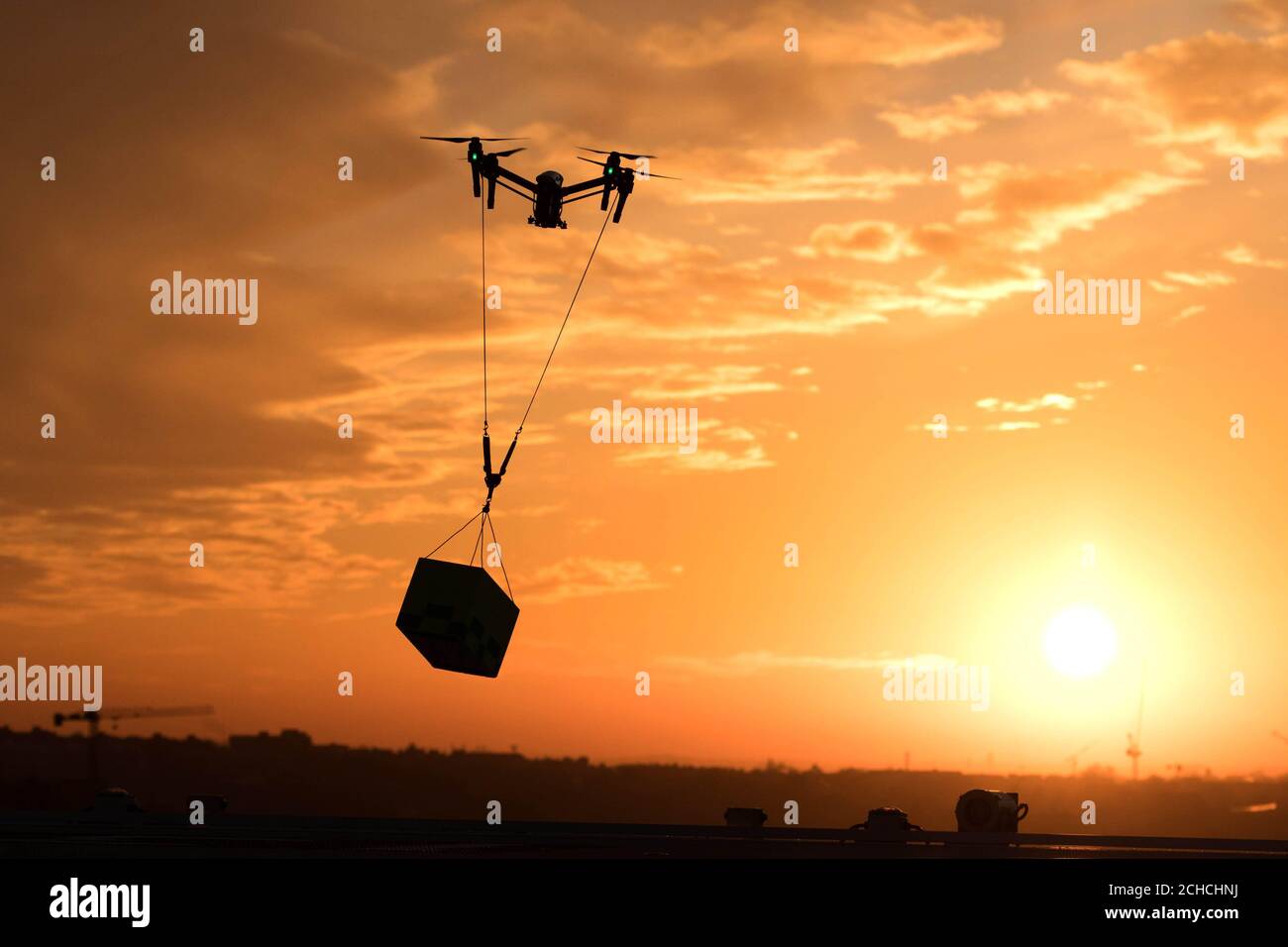 Eine Drohne, die den Transport von medizinischem Material demonstriert, kommt im King's College Hospital im Süden Londons an, als Nesta in Zusammenarbeit mit Innovate UK die „Flying High Challenge“ startet. Stockfoto