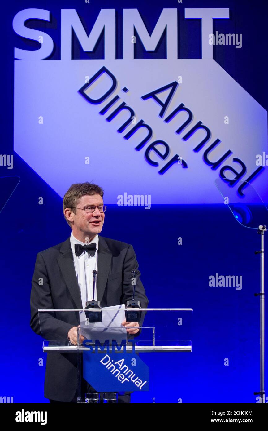 NUR FÜR REDAKTIONELLE VERWENDUNG Business Secretary Greg Clark spricht beim jährlichen Dinner der Society of Motor Manufacturers and Traders (SMMT) zur Feier der Automobilindustrie im Grosvenor House Hotel, London. Stockfoto