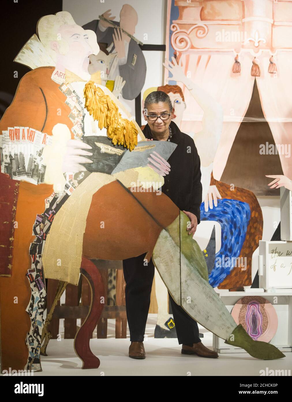 REDAKTIONELLE VERWENDUNG NUR Gewinner des Turner Prize 2017 Lubaina Himid mit einem ihrer Kunstwerke mit dem Titel A Fashionable Marriage, 1986, in der Ferens Art Gallery in Hull, nach der Bekanntgabe der Gewinnerin des international führenden Preises für zeitgenössische Kunst in Hull Minster. Stockfoto