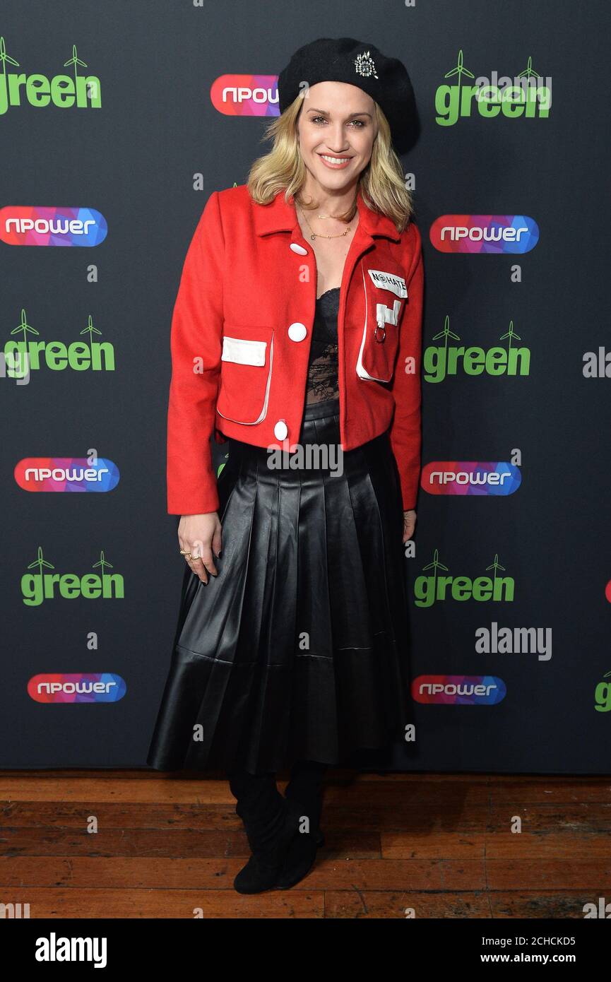 Ashley Roberts trifft auf das stolze Camden ein, um zu sehen, wie die Noughties-Boyband „Blue“ auf der Bühne auftreten, die in „Green“ umbenannt wird, um offiziell den Startschuss für den „Go Green“-Tarif des Londoner Energieversorgers npower zu geben. Stockfoto
