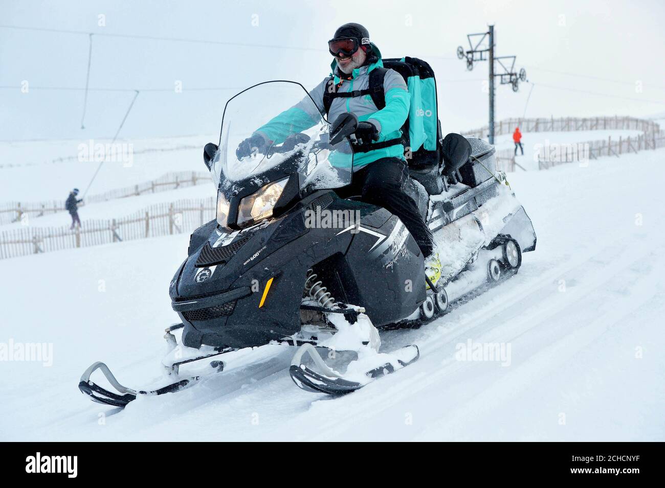 Deliveroo Rider Connor Small im Training, als er eine der ersten Schneelieferungen Großbritanniens bei Glencoe in Schottland liefert. DRÜCKEN SIE ZUORDNUNG. Foto. Ausgabedatum: Montag, 22. Januar 2018. Das Lieferunternehmen führt vom 22. Januar an Lieferungen mit Skidoo, Ski und Snowboard in ganz Großbritannien durch, um sich auf jeden Schnee vorzubereiten, der Großbritannien trifft. Das Bildnachweis sollte lauten: Mark Runnacles/PA Wire Stockfoto