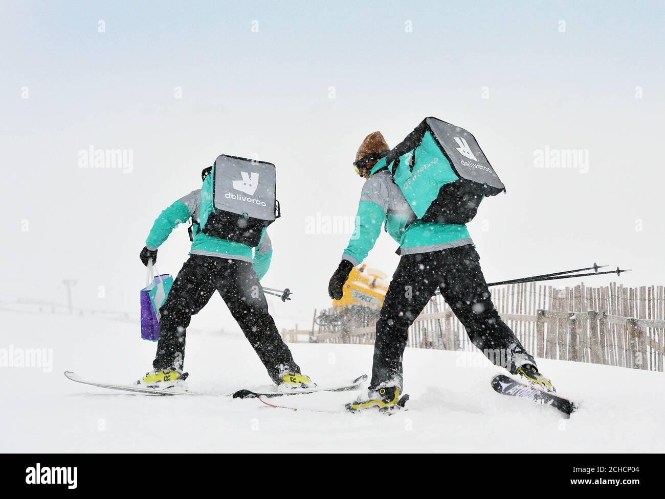 Die Deliveroo-Fahrer Jake Yuill-Kirkwood (rechts) und Connor Small im Training liefern eine der ersten Schneelieferungen Großbritanniens in Glencoe in Schottland. DRÜCKEN SIE ZUORDNUNG. Foto. Ausgabedatum: Montag, 22. Januar 2018. Das Lieferunternehmen führt vom 22. Januar an Lieferungen mit Skidoo, Ski und Snowboard in ganz Großbritannien durch, um sich auf jeden Schnee vorzubereiten, der Großbritannien trifft. Das Bildnachweis sollte lauten: Mark Runnacles/PA Wire Stockfoto