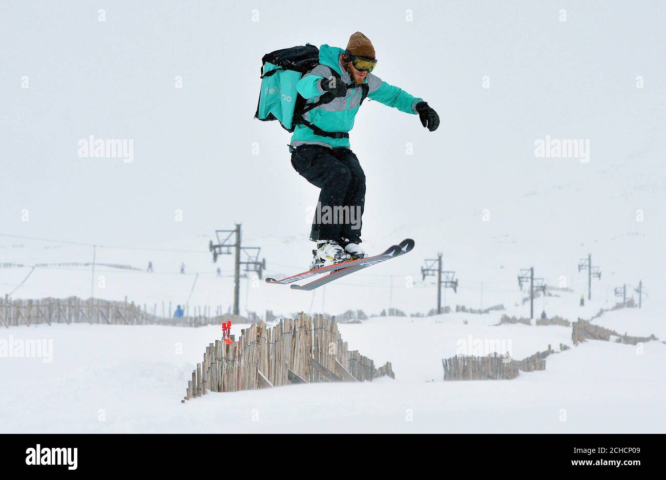 Deliveroo Rider Jake Yuill-Kirkwood im Training, als er eine der ersten Schneelieferungen Großbritanniens in Glencoe in Schottland abliefert. DRÜCKEN SIE ZUORDNUNG. Foto. Ausgabedatum: Montag, 22. Januar 2018. Das Lieferunternehmen führt vom 22. Januar an Lieferungen mit Skidoo, Ski und Snowboard in ganz Großbritannien durch, um sich auf jeden Schnee vorzubereiten, der Großbritannien trifft. Das Bildnachweis sollte lauten: Mark Runnacles/PA Wire Stockfoto