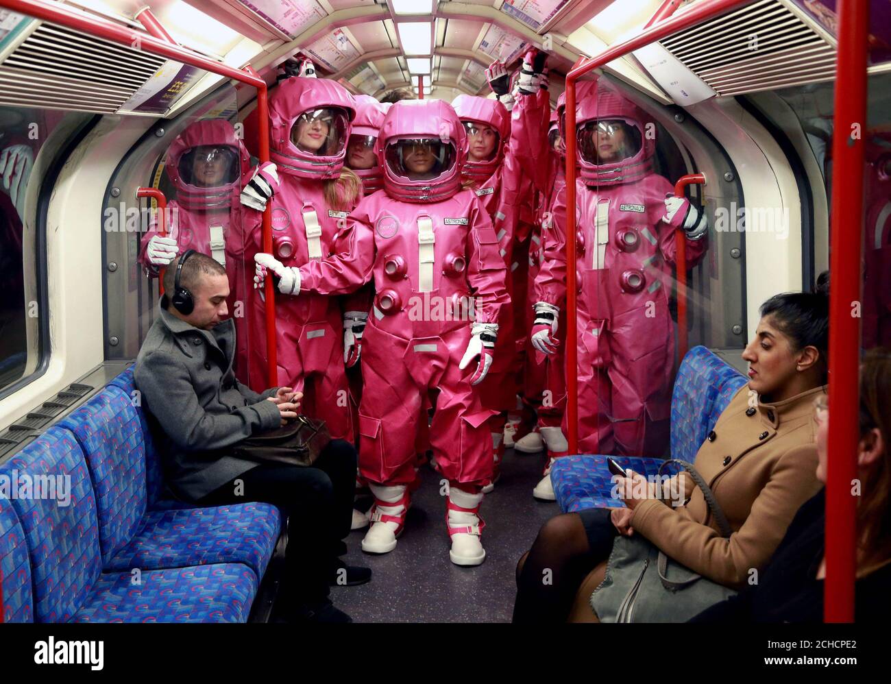 Eine Gruppe von Models, die als pinke Astronauten auf der Londoner U-Bahn gekleidet sind, um die Markteinführung eines neuen Weltraumprodukts von Benefit Cosmetics zu feiern, das ab dem 1. Februar weltweit verkauft wird. DRÜCKEN SIE ZUORDNUNG. Foto. Bilddatum: Dienstag, 30. Januar 2018. Bildnachweis sollte lauten: Matt Alexander/PA Wire Stockfoto
