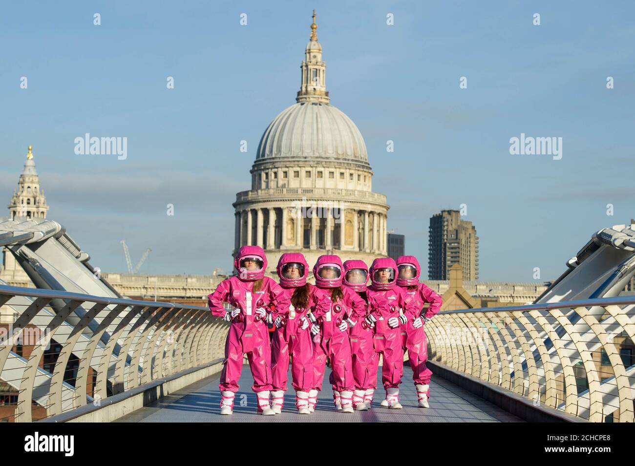 Eine Gruppe von Models, die als pinke Astronauten auf der Millennium Bridge in London gekleidet sind, um die Markteinführung eines neuen Weltraumprodukts von Benefit Cosmetics zu feiern, das ab dem 1. Februar weltweit erhältlich ist. DRÜCKEN SIE ZUORDNUNG. Foto. Bilddatum: Dienstag, 30. Januar 2018. Bildnachweis sollte lauten: Matt Alexander/PA Wire Stockfoto