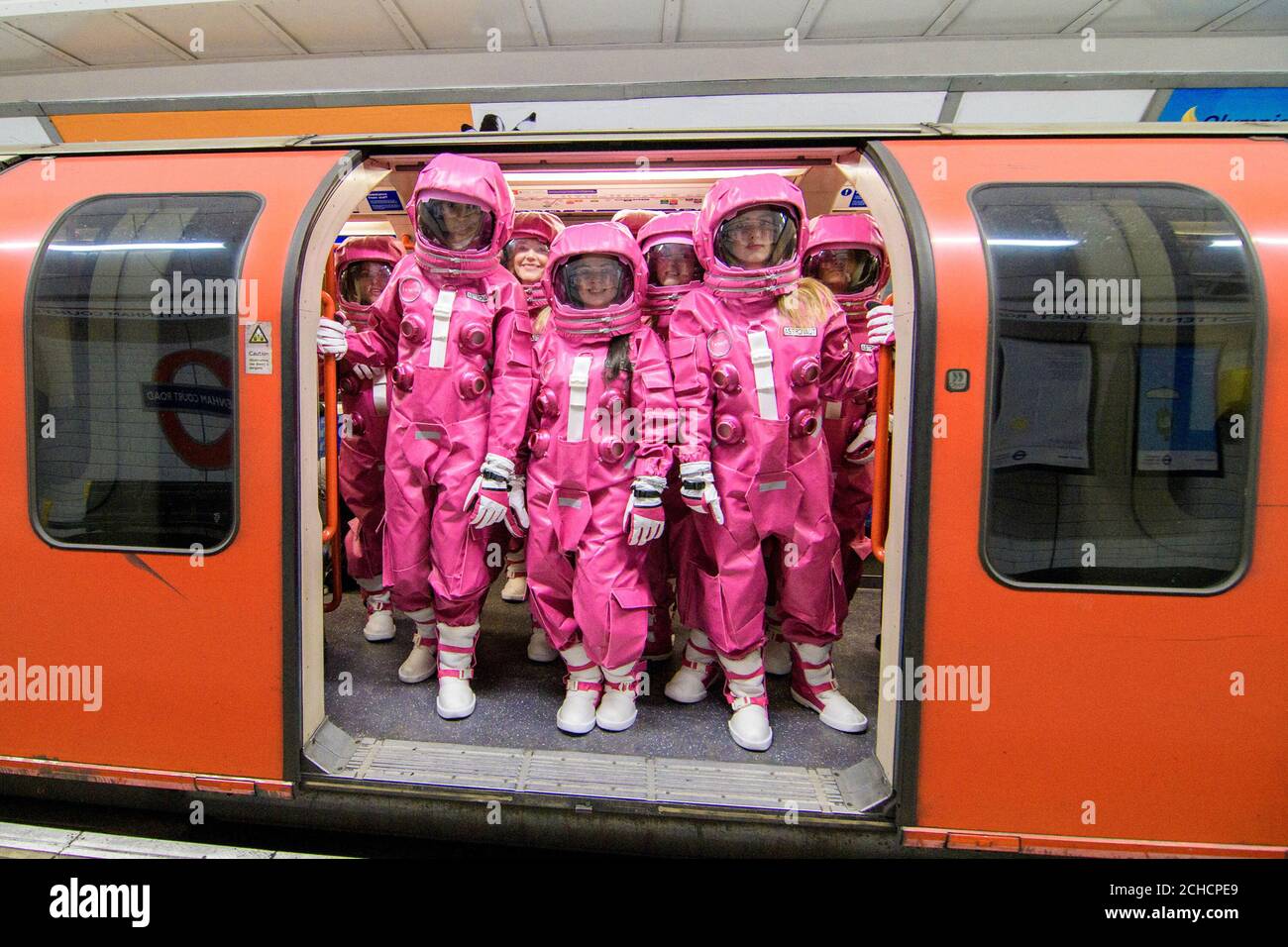REDAKTIONELLE VERWENDUNG NUR EINE Gruppe von Modellen gekleidet als rosa Astronauten auf der Londoner U-Bahn, um die Einführung eines neuen Raum-Themen-Produkt von Benefit Cosmetics, die weltweit ab dem 1. Februar geht zu feiern. DRÜCKEN SIE ZUORDNUNG. Foto. Bilddatum: Dienstag, 30. Januar 2018. Bildnachweis sollte lauten: Matt Alexander/PA Wire Stockfoto