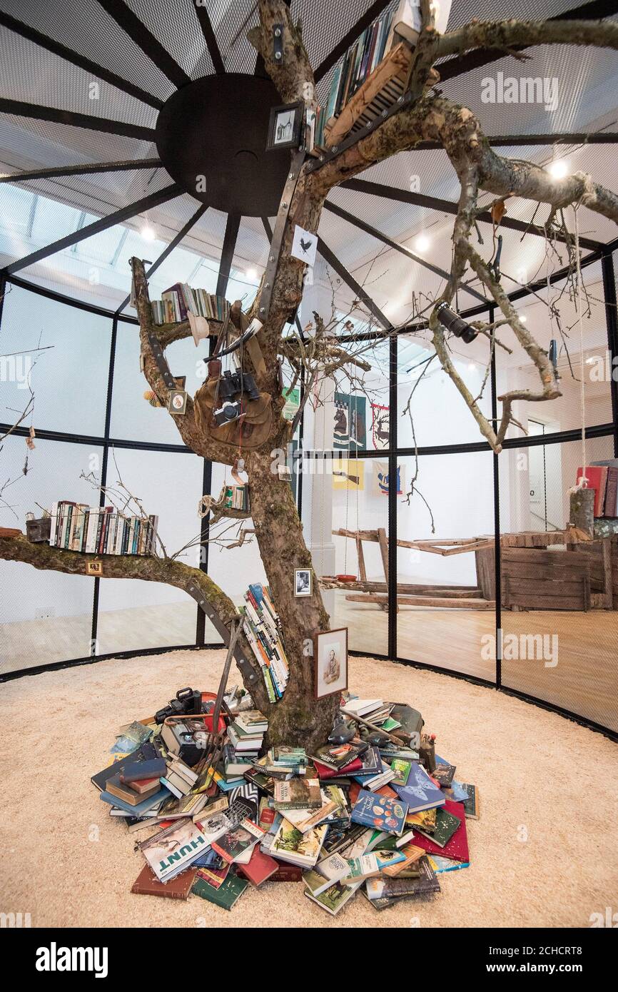 REDAKTIONELLE VERWENDUNG NUR ein Kunstwerk mit dem Titel "The Library for the Birds of London" wird in Mark Dion: Theatre of the Natural World gezeigt, das ab dem 14. Februar in der Whitechapel Gallery im Osten Londons zu sehen ist. DRÜCKEN SIE ZUORDNUNG. Foto. Bilddatum: Dienstag, 13. Februar 2018. Bildnachweis sollte lauten: Jeff Spicer/PA Wire Stockfoto