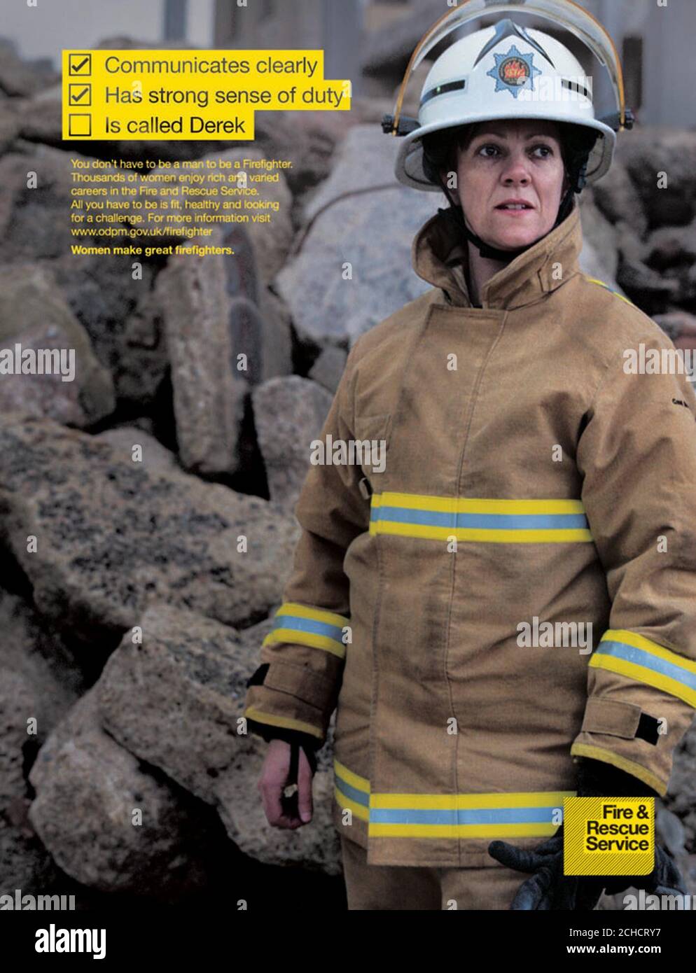 Lorraine vom Feuerwehr- und Rettungsdienst Bedfordshire & Luton, der in einer neuen nationalen Werbekampagne der Regierung aufwartet, um mehr Frauen in die Feuerwehr zu locken, und fordert sie auf, sich nicht von dem "macho-Stereotyp" eines Feuerwehrmanners abschrecken zu lassen. Stockfoto