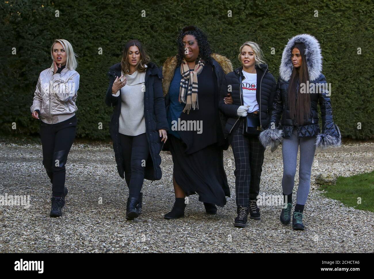 NUR ZUR REDAKTIONELLEN VERWENDUNG (von links nach rechts) Jorgie Porter, Luisa Zissman, Alison Hammond, Lydia Bright und Katie Price kommen im Chavenage House in Gloucestershire an, um sich auf ÔCelebrity Haunted Mansion' vorzubereiten, das ab Mittwoch, dem 21. Februar, fünf aufeinanderfolgende Nächte auf dem W-Kanal ausgestrahlt wird. DRÜCKEN SIE ZUORDNUNG. Foto. Bilddatum: Dienstag, 20. Februar 2018. Bildnachweis sollte lauten: Geoff Caddick/PA Wire Stockfoto