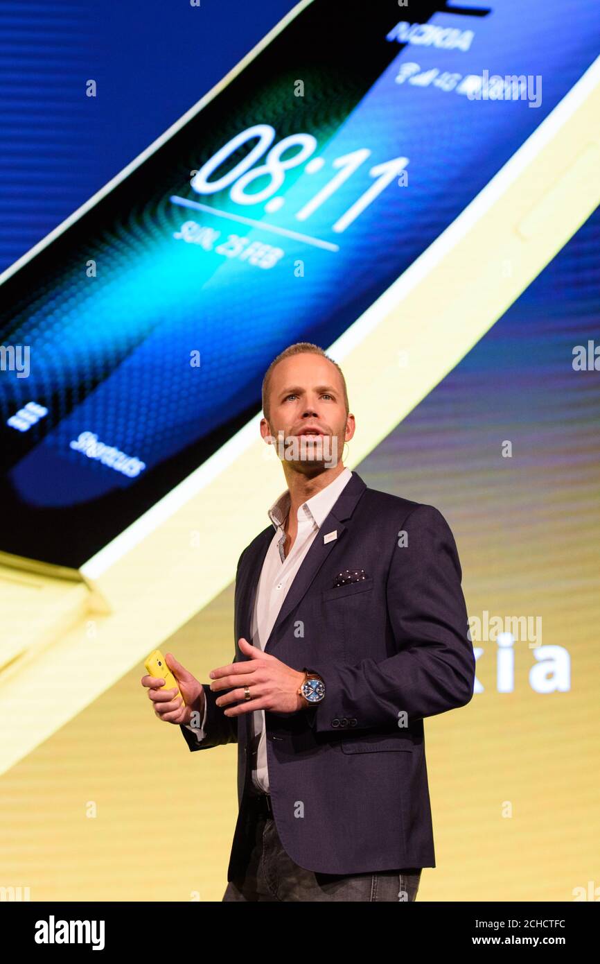 REDAKTIONELLE VERWENDUNG NUR Juho Sarvikas, Chief Product Officer, HMD Global, kündigt auf der Bühne fünf neue Nokia-Handys, darunter das Nokia 8 Sirocco, Nokia 7 Plus, das neue Nokia 6, das Nokia 1 und das neu geladene Nokia 8110 mit 4G, auf dem Mobile World Congress in Barcelona. Stockfoto