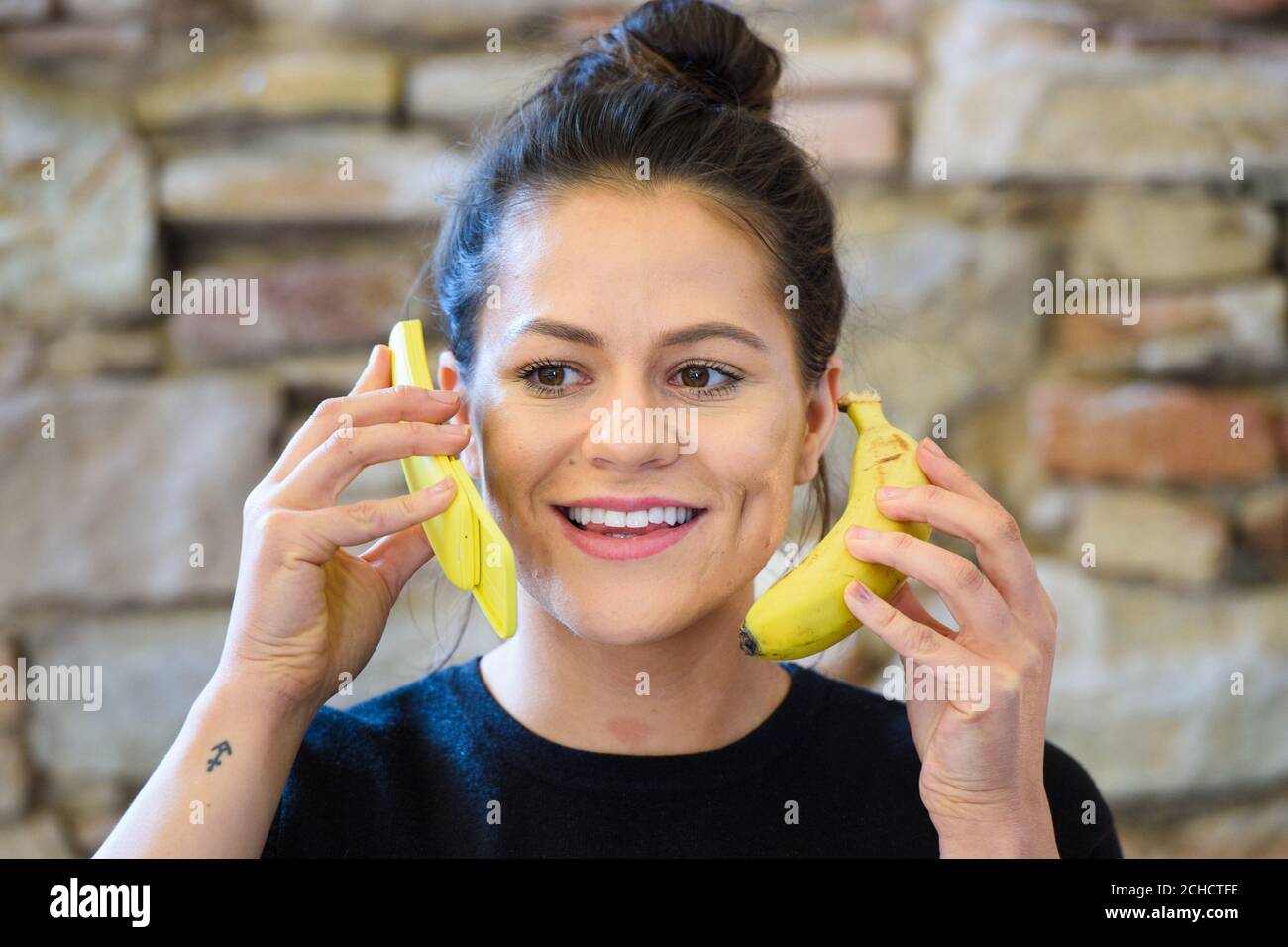 REDAKTIONELLE VERWENDUNG NUR Angharad Carlton aus Manchester testet das neue "Banana" Nokia 8110-Telefon, als HMD neue Nokia-Handys einführt, Darunter das Nokia 8 Sirocco, Nokia 7 Plus, das neue Nokia 6, das Nokia 1 und das neu geladene Nokia 8110 mit 4G, auf dem Mobile World Congress in Barcelona. DRÜCKEN SIE ZUORDNUNG. Bilddatum: Sonntag, 25. Februar 2018. Die neuen Smartphones gehören der Android One-Familie an und bieten eine hochwertige Software-Erfahrung, die von Google entwickelt wurde. Nokia enthüllt mehrere neue Geräte über verschiedene Preisklassen als Teil seiner anhaltenden Comeback. Bildnachweis sollte lauten: Matt Crossick Stockfoto