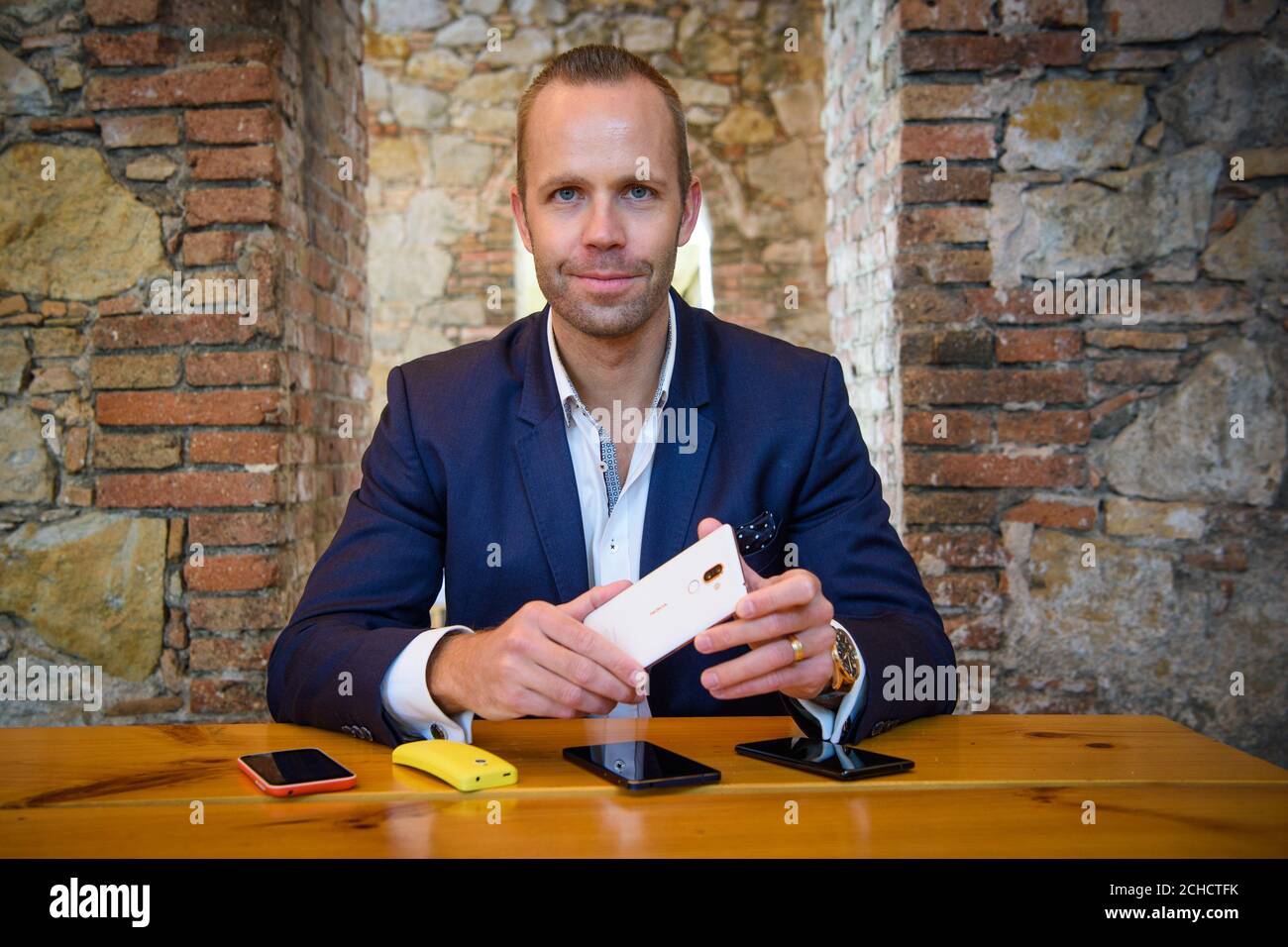 REDAKTIONELLE VERWENDUNG NUR Juho Sarvikas, Chief Product Officer, HMD Global, im Bild bei der Einführung von fünf neuen Nokia-Handys, darunter das Nokia 8 Sirocco, Nokia 7 Plus, das neue Nokia 6, das Nokia 1 und das neu geladene Nokia 8110 mit 4G, auf dem Mobile World Congress in Barcelona. DRÜCKEN SIE ZUORDNUNG. Bilddatum: Sonntag, 25. Februar 2018. Die neuen Smartphones gehören der Android One-Familie an und bieten eine hochwertige Software-Erfahrung, die von Google entwickelt wurde. Nokia enthüllt mehrere neue Geräte über verschiedene Preisklassen als Teil seiner anhaltenden Comeback. Bildnachweis sollte lauten: Matt Crossick/PA Wire Stockfoto