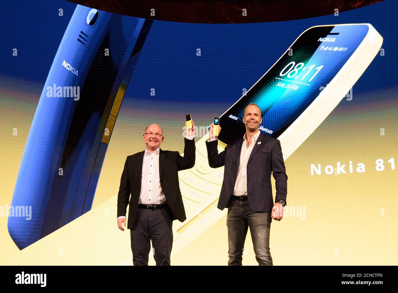 NUR REDAKTIONELLE VERWENDUNG Florian Seiche, CEO von HMD Global (links), und Juho Sarvikas, Chief Product Officer, HMD Global, geben auf der Bühne fünf neue Nokia-Handys bekannt, Darunter das Nokia 8 Sirocco, Nokia 7 Plus, das neue Nokia 6, das Nokia 1 und das neu geladene Nokia 8110 mit 4G, auf dem Mobile World Congress in Barcelona. Stockfoto