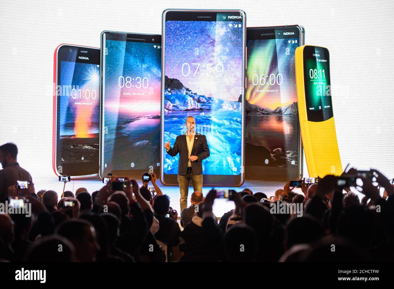 Juho Sarvikas, Chief Product Officer, HMD Global, kündigt auf dem Mobile World Congress in Barcelona auf der Bühne fünf neue Nokia-Handys an, darunter das Nokia 8 Sirocco, Nokia 7 Plus, das neue Nokia 6, das Nokia 1 und das neu geladene Nokia 8110 mit 4G. Stockfoto