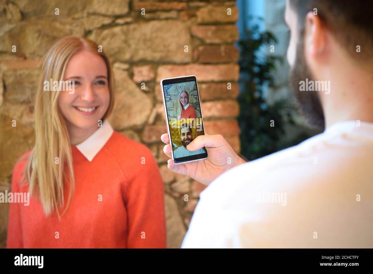 NUR REDAKTIONELLE VERWENDUNG Stephanie Elex aus Dänemark testet den neuen verbesserten „Bothie“-Modus auf dem Nokia 7 Plus-Handy, während HMD neue Nokia-Handys einführt, Darunter das Nokia 8 Sirocco, Nokia 7 Plus, das neue Nokia 6, das Nokia 1 und das neu geladene Nokia 8110 mit 4G, auf dem Mobile World Congress in Barcelona. Stockfoto