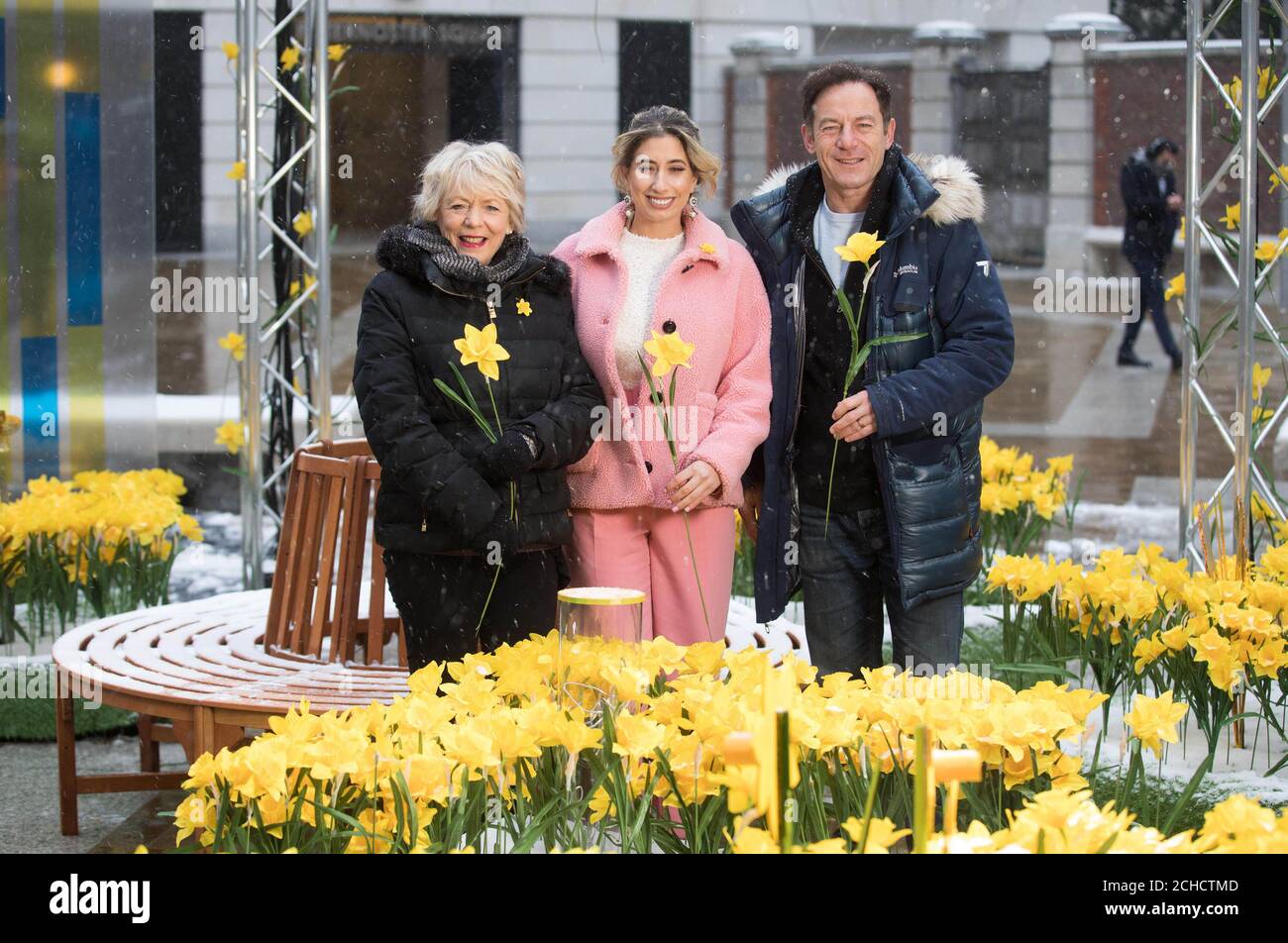 (Von links nach rechts) Alison Steadman, Stacey Solomon und Jason Isaacs enthüllen den „Garten des Lichts“, das sind 4000 beleuchtete Narzissen, die von Marie Curie zur Eröffnung ihres Großen Narzissen-Appells auf dem Parternoster Square in London geschaffen wurden. DRÜCKEN SIE ZUORDNUNG. Bilddatum: Donnerstag, 1. März 2018. Jede Narzisse repräsentiert jemanden, der von einer tödlichen Krankheit betroffen ist, die Marie Curie diesen Monat unterstützen wird. Maßgeschneiderte Narzissen-Designs wurden von Stephen Fry, Louise Redknapp, Alesha Dixon und anderen entwickelt und können bis zum 11. März von der Öffentlichkeit eingesehen werden. Bildnachweis sollte lauten: D Stockfoto