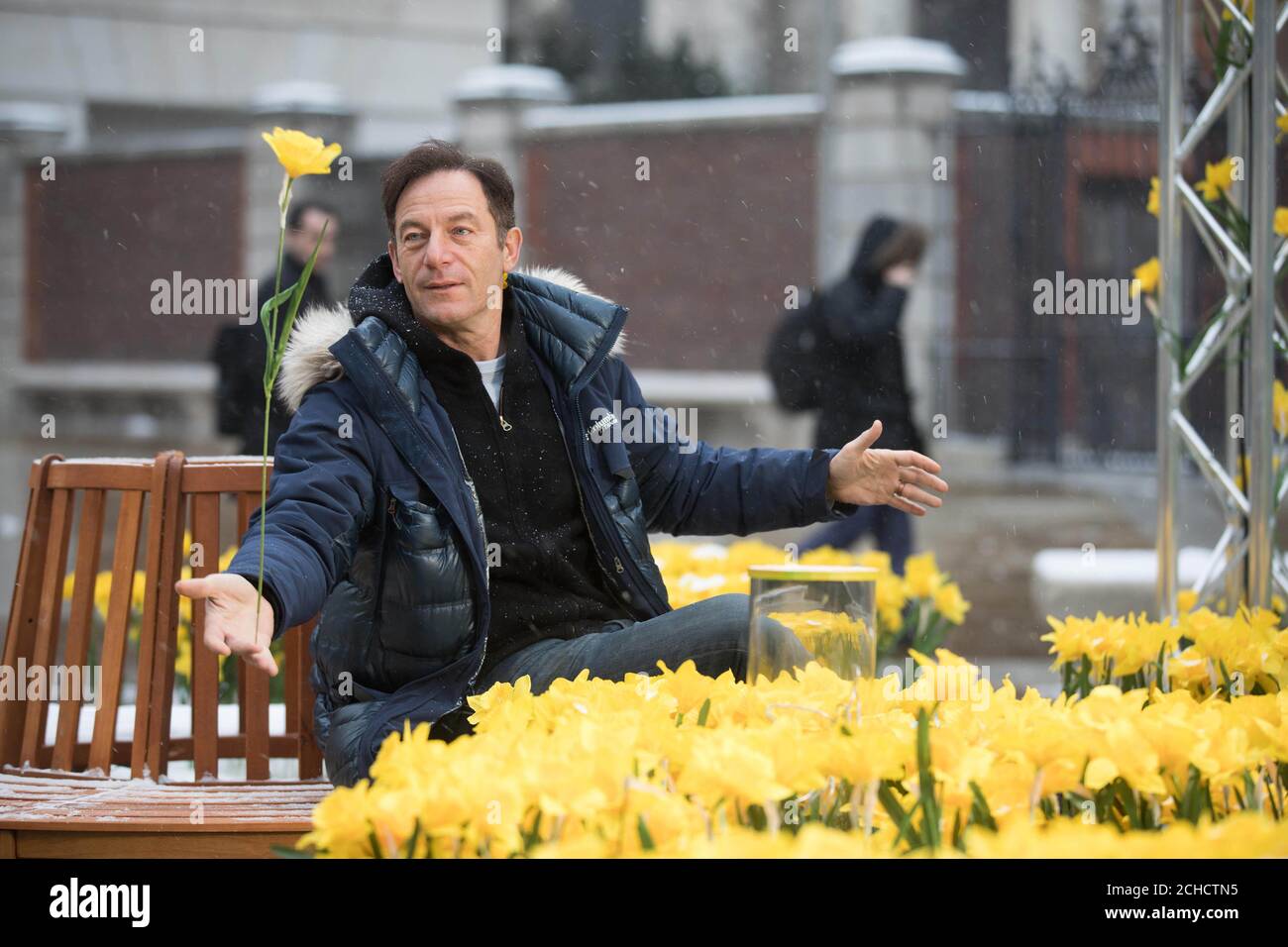 Jason Isaacs enthüllt den „Garten des Lichts“, 4000 beleuchtete Narzissen, die Marie Curie zur Eröffnung ihres Großen Narzissen-Appells am Parternoster Square in London geschaffen hat. DRÜCKEN SIE ZUORDNUNG. Bilddatum: Donnerstag, 1. März 2018. Jede Narzisse repräsentiert jemanden, der von einer tödlichen Krankheit betroffen ist, die Marie Curie diesen Monat unterstützen wird. Maßgeschneiderte Narzissen-Designs wurden von Stephen Fry, Louise Redknapp, Alesha Dixon und anderen entwickelt und können bis zum 11. März von der Öffentlichkeit eingesehen werden. Bildnachweis sollte lauten: David Parry/PA Wire Stockfoto
