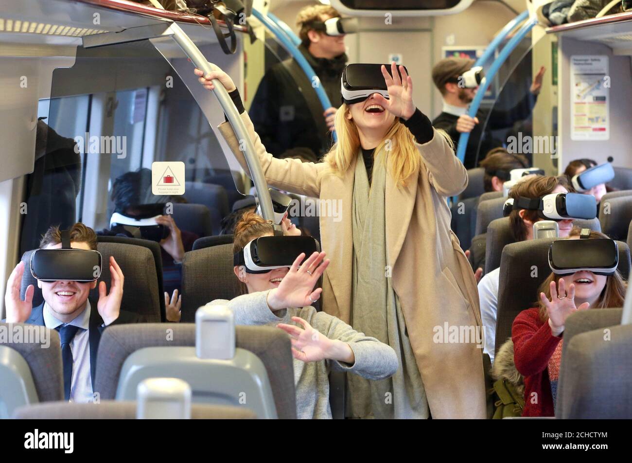 REDAKTIONELLE VERWENDUNG NUR Pendler Lauren Gheysens mit einem Chiltern Railways-Zug nach London erlebt Westaustralien in vollständig immersiven VR-Headsets (Virtual Reality). DRÜCKEN SIE ZUORDNUNG. Foto. Bilddatum: Montag, 5. März 2018. Das einzigartige Erlebnis wurde von Tourism Western Australia in Zusammenarbeit mit Chiltern Railways beauftragt, um den Start des ersten Nonstop-Fluges zwischen Großbritannien und Australien zu feiern. Das interaktive 360-Grad-Format bietet Passagieren die Möglichkeit, die Tierwelt Westaustraliens kennenzulernen, darunter Schwimmen mit sanften Walhaien und Treffen mit Frie Stockfoto