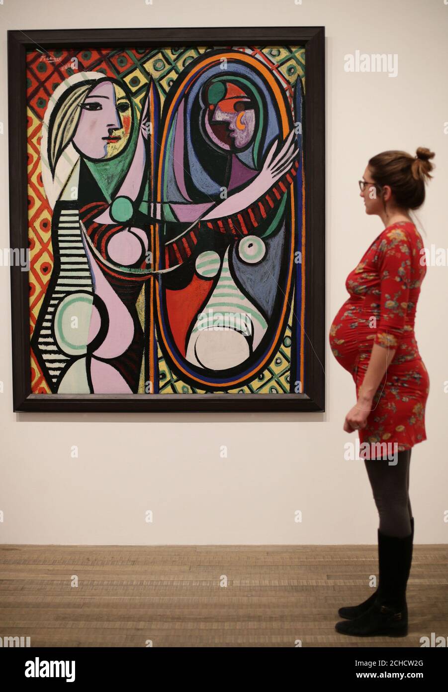 A Woman Looking At Pablo Picassos Girl Before A Mirror 1932 Wahrend Einer Vorschau Auf Die Ausstellung Picasso 1932 Love Fame Tragedy In Der Tate Modern In London Stockfotografie Alamy A Woman Looking At Pablo Picassos Girl Before A Mirror 1932 Wahrend Einer Vorschau Auf Die Ausstellung Picasso 1932 Love Fame Tragedy In Der Tate Modern In London Stockfotografie Alamy