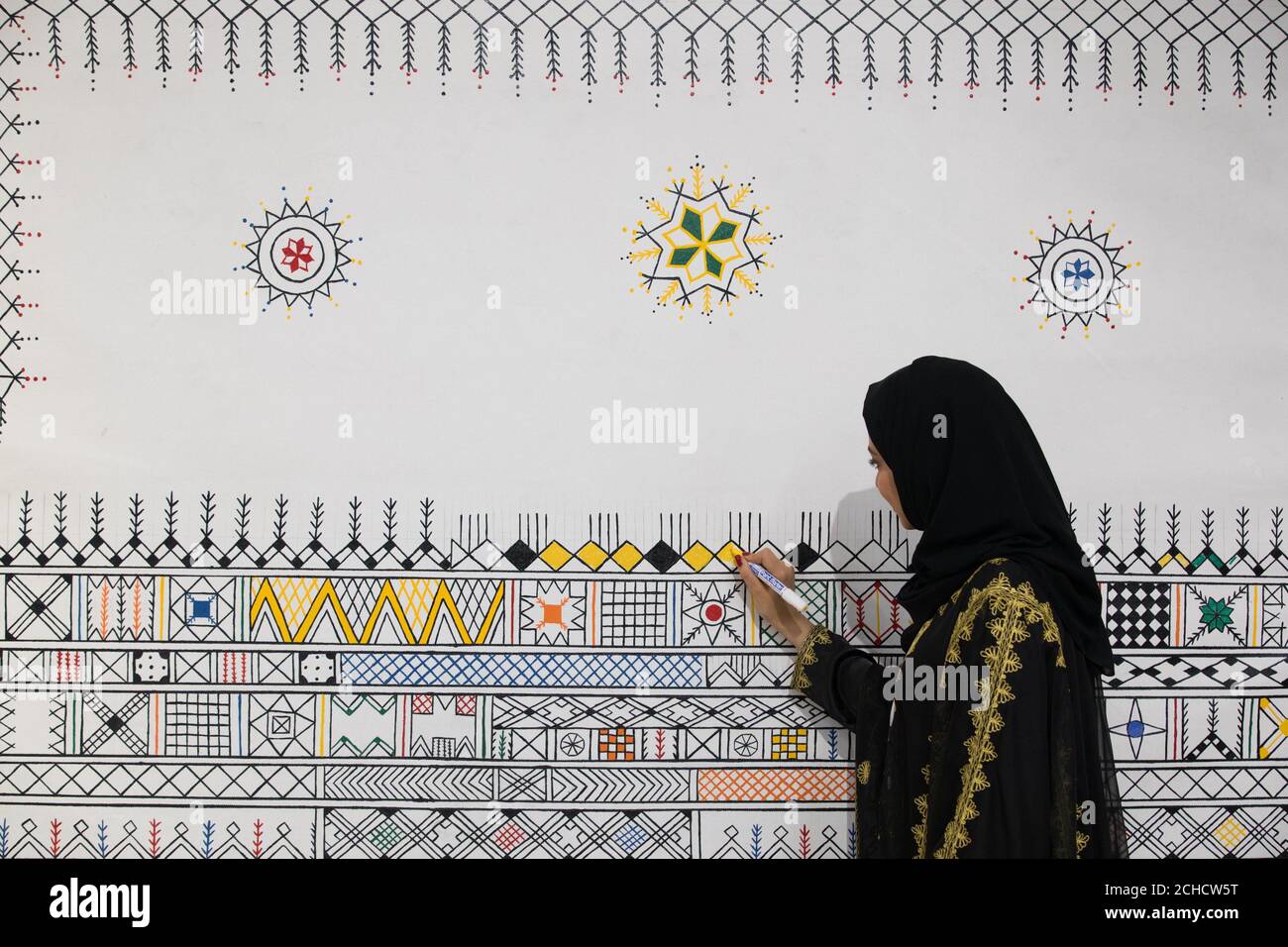 REDAKTIONELLE VERWENDUNG NUR Najla Barasain ergänzt ein Beispiel für Al-Quatt Al-Asiri ein traditionelles Handwerk, das von Frauen in der nördlichen Region Saudi-Arabiens bei den Saudi Cultural Days praktiziert wird, ein dreitägiges Programm, das saudische Kunst und Kultur beleuchtet und bis Freitag, den 9. März 2018 im Phillips in Mayfair, London stattfindet. DRÜCKEN SIE ZUORDNUNG. Foto. Bilddatum: Mittwoch, 7. März 2018. Die Veranstaltung wurde von der Saudi-arabischen General Culture Authority (GCA) in Zusammenarbeit mit der Prince Mohammed bin Salman bin Abdulaziz Foundation (Misk) und Phillips organisiert. Bildnachweis sollte lauten: David Parry/PA Wire Stockfoto