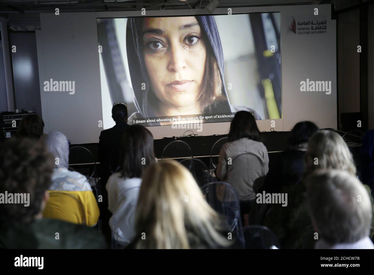 REDAKTIONELLE VERWENDUNG NUR Besucher sehen sich eine Vorführung von "A Colorful Life" an, einer Dokumentation über das Leben von vier Saudi-Frauen und die Veränderungen, die für Frauen im Land während der Saudi Cultural Days im Phillips in Mayfair, London, auftreten. Stockfoto