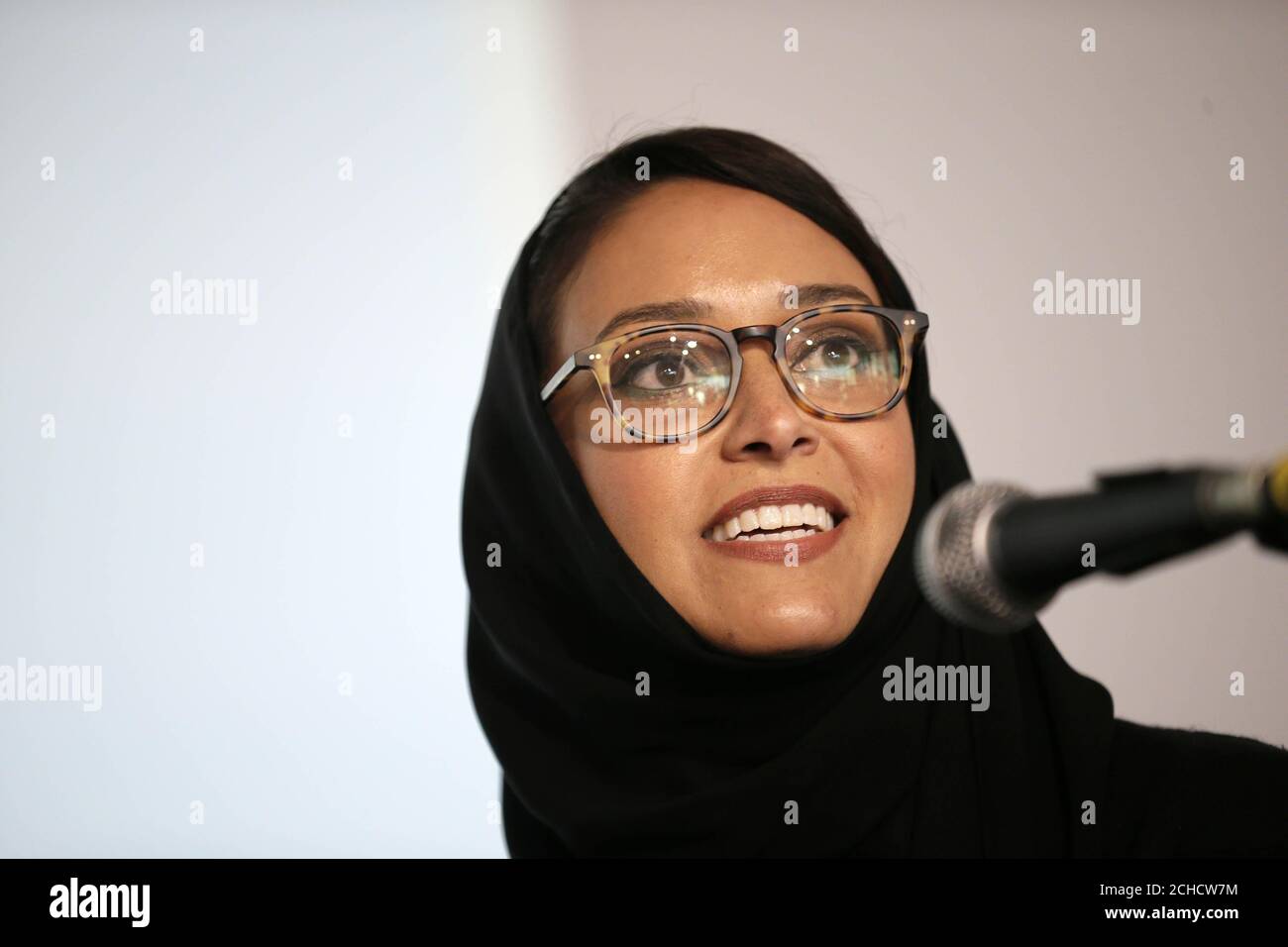 REDAKTIONELLE VERWENDUNG NUR Hala Al Hamrani diskutiert 'A Colorful Life', eine Dokumentation über das Leben von vier Saudi-Frauen und die Veränderungen, die für Frauen im Land während der Saudi Cultural Days bei Phillips in Mayfair, London, auftreten. Stockfoto