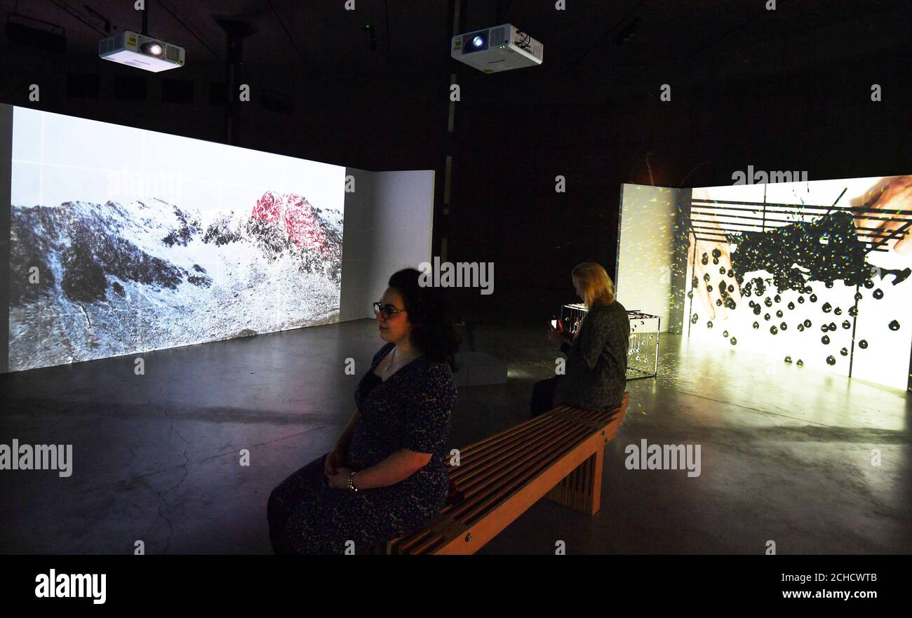 Videos der Künstlerin Joan Jonas werden während der Presseinpremiere in der Tate Modern, London, für die Joan Jonas und BMW Tate Live Exhibition gespielt: Zehn Tage sechs Nächte, die das Werk der bahnbrechenden Performancekünstlerin Joan Jonas mit dem größten Überblick über ihre Arbeit feiern, die jemals in Großbritannien inszeniert wurde. Stockfoto