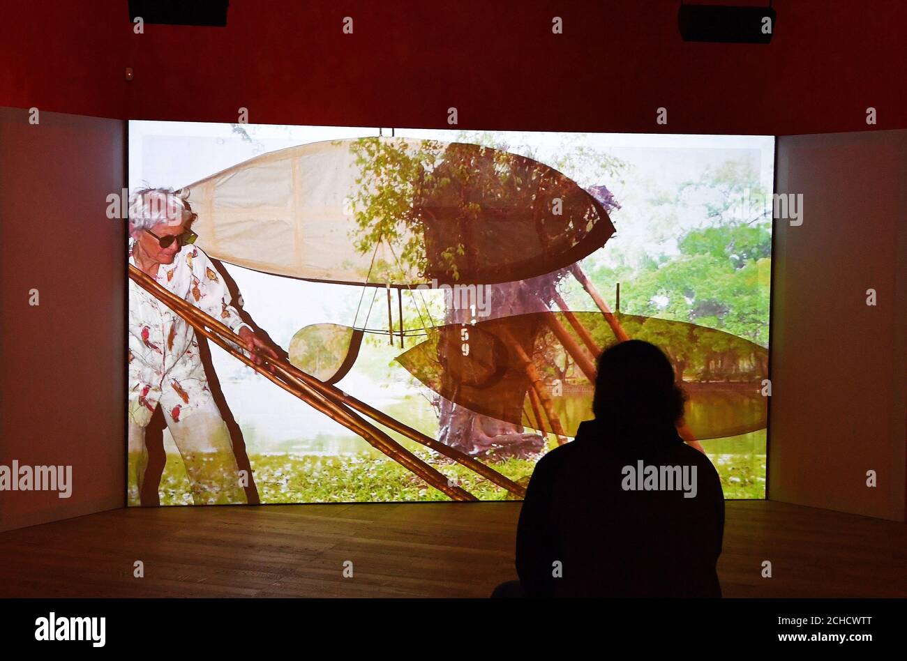 Ein Video mit der Künstlerin Joan Jonas (links auf dem Bildschirm) wird während der Presseinvorschau in der Tate Modern, London, für die Joan Jonas und BMW Tate Live Exhibition gespielt: Zehn Tage sechs Nächte, die das Werk der bahnbrechenden Performancekünstlerin Joan Jonas mit dem größten Überblick über ihre Arbeit feiern, die jemals in Großbritannien inszeniert wurde. Stockfoto