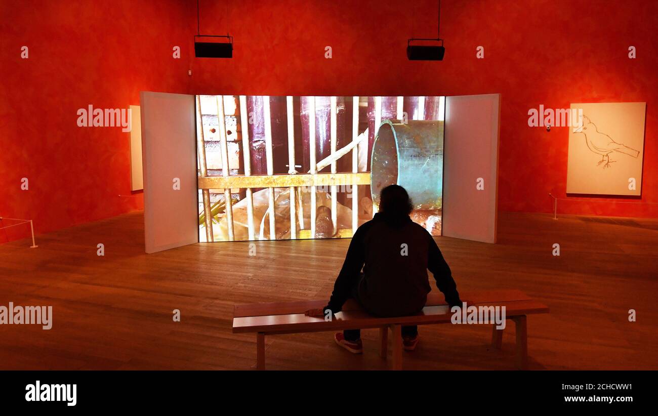 Ein Video der Künstlerin Joan Jonas wird während der Presseinpremiere in der Tate Modern, London, für die Joan Jonas und BMW Tate Live Exhibition gespielt: Zehn Tage sechs Nächte, die das Werk der bahnbrechenden Performancekünstlerin Joan Jonas mit dem größten Überblick über ihre Arbeit feiern, die jemals in Großbritannien inszeniert wurde. Stockfoto