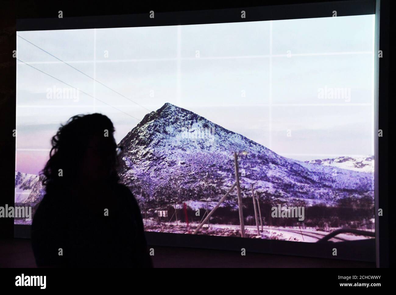 Ein Video der Künstlerin Joan Jonas wird während der Presseinpremiere in der Tate Modern, London, für die Joan Jonas und BMW Tate Live Exhibition gespielt: Zehn Tage sechs Nächte, die das Werk der bahnbrechenden Performancekünstlerin Joan Jonas mit dem größten Überblick über ihre Arbeit feiern, die jemals in Großbritannien inszeniert wurde. Stockfoto