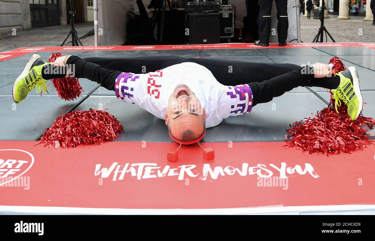 Louie Spence führt als Teil der Billion Steps Challenge for Sport Relief in Covent Garden, London, die Öffentlichkeit in einem „Tanzablass“ an. Stockfoto