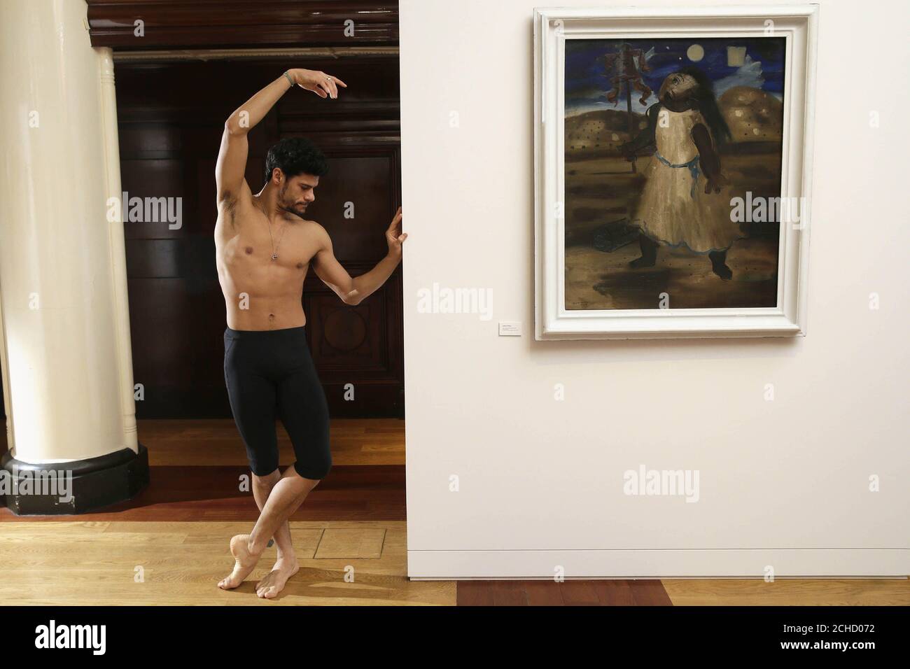 REDAKTIONELLE VERWENDUNG NUR Royal Ballet's brasilianische Principal Dancer Thiago Soares sieht die Kunst der Diplomatie: Brasilianische Moderne Painted for war, im Sala Brasil Arts Centre, in der Botschaft von Brasilien in London. Stockfoto