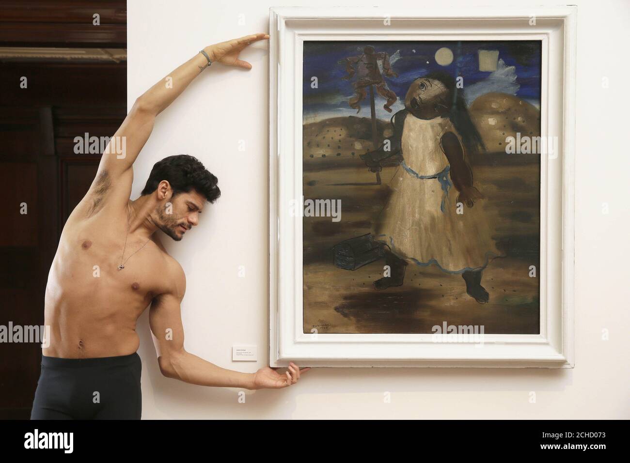 REDAKTIONELLE VERWENDUNG NUR Royal Ballet's brasilianische Principal Dancer Thiago Soares sieht die Kunst der Diplomatie: Brasilianische Moderne Painted for war, im Sala Brasil Arts Centre, in der Botschaft von Brasilien in London. Stockfoto