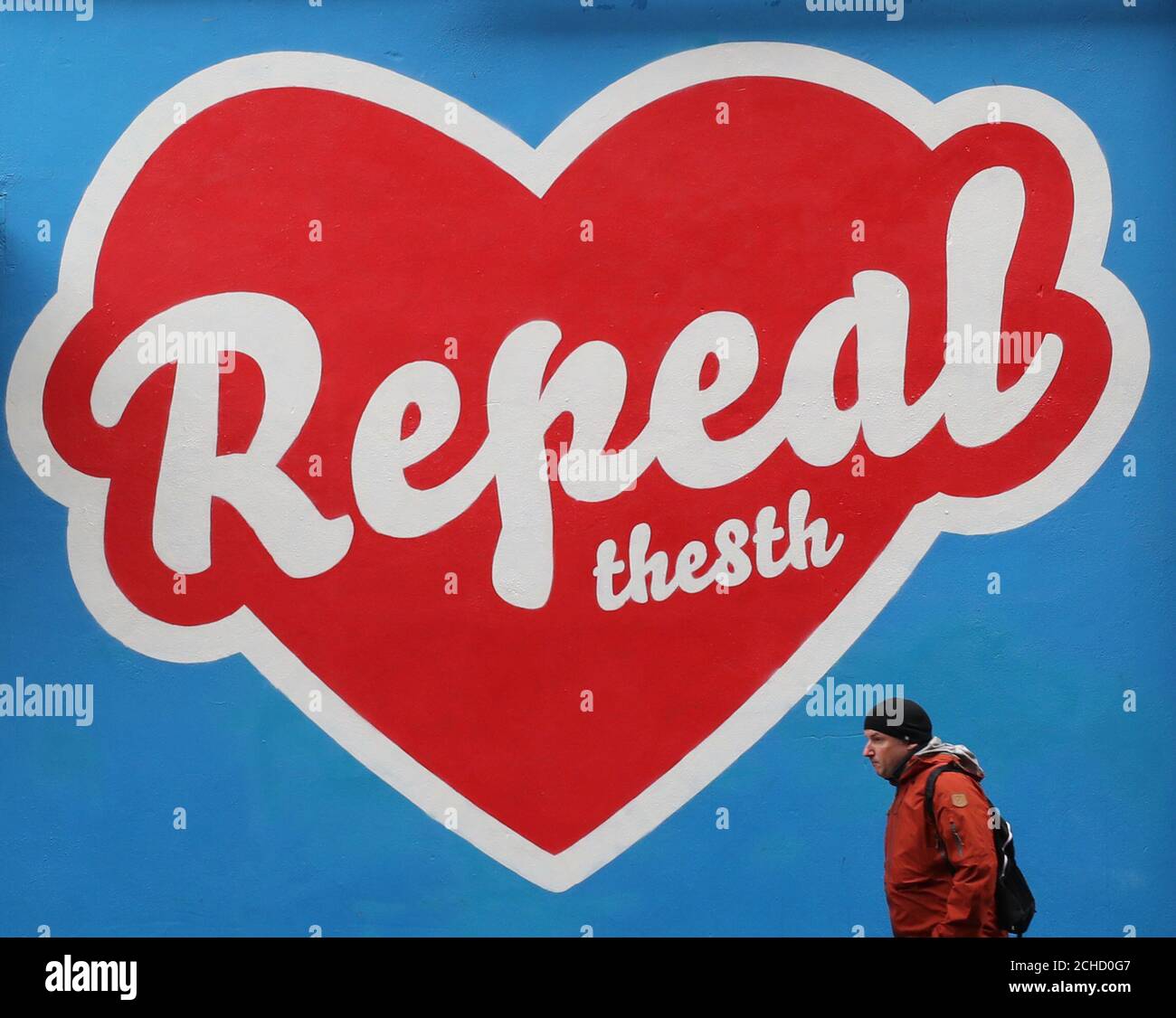 Eine Person geht ein Wandbild in Dublins Temple Bar für eine Aufhebung der Achte Änderung der irischen Verfassung, die sich in einem Referendum am 25. Mai beschlossen werden. Stockfoto