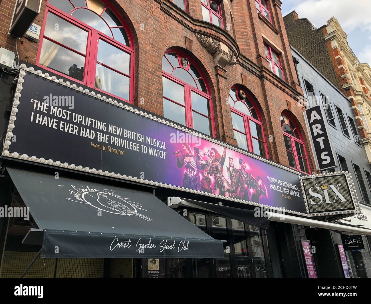 Das Hit-Musical SIX im Arts Theatre im Londoner West End soll ab dem 14. November 2020 elf Wochen lang im Lyric Theatre in der Shaftesbury Avenue untergebracht werden. Die Aufführungen wurden ausgesetzt, seit die britischen Kinos am 16. März aufgrund der Pandemie von Covid-19 auf Regierungsrat geschlossen wurden Stockfoto