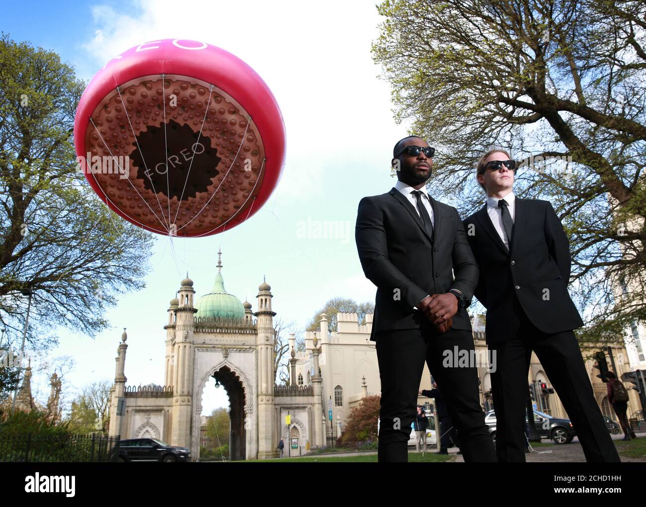 Eine 5 Meter lange aufblasbare Version des neuen FOREO UFO, des weltweit ersten intelligenten Maskengeräts, erscheint heute im Brighton Royal Pavillion zur Feier des National Alien Day. Stockfoto