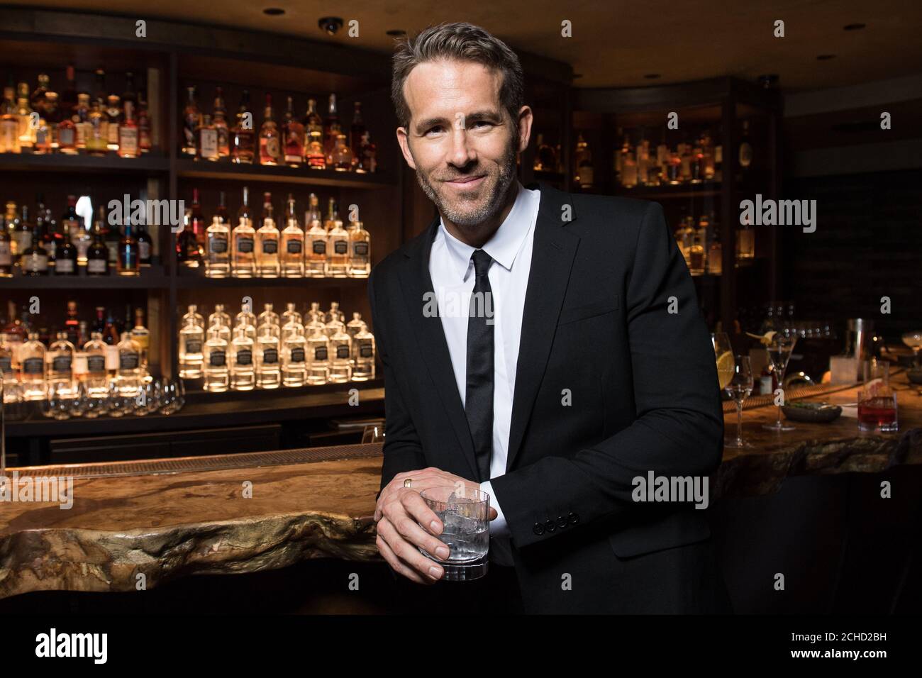 REDAKTIONELLE VERWENDUNG NUR Ryan Reynolds veranstaltet einen privaten Cocktail-Empfang im HIDE in Mayfair, London, um seine jüngste Übernahme von Aviation zu feiern, einer amerikanischen Craft Gin-Marke, deren Eigentümer und Creative Director er ist. Stockfoto