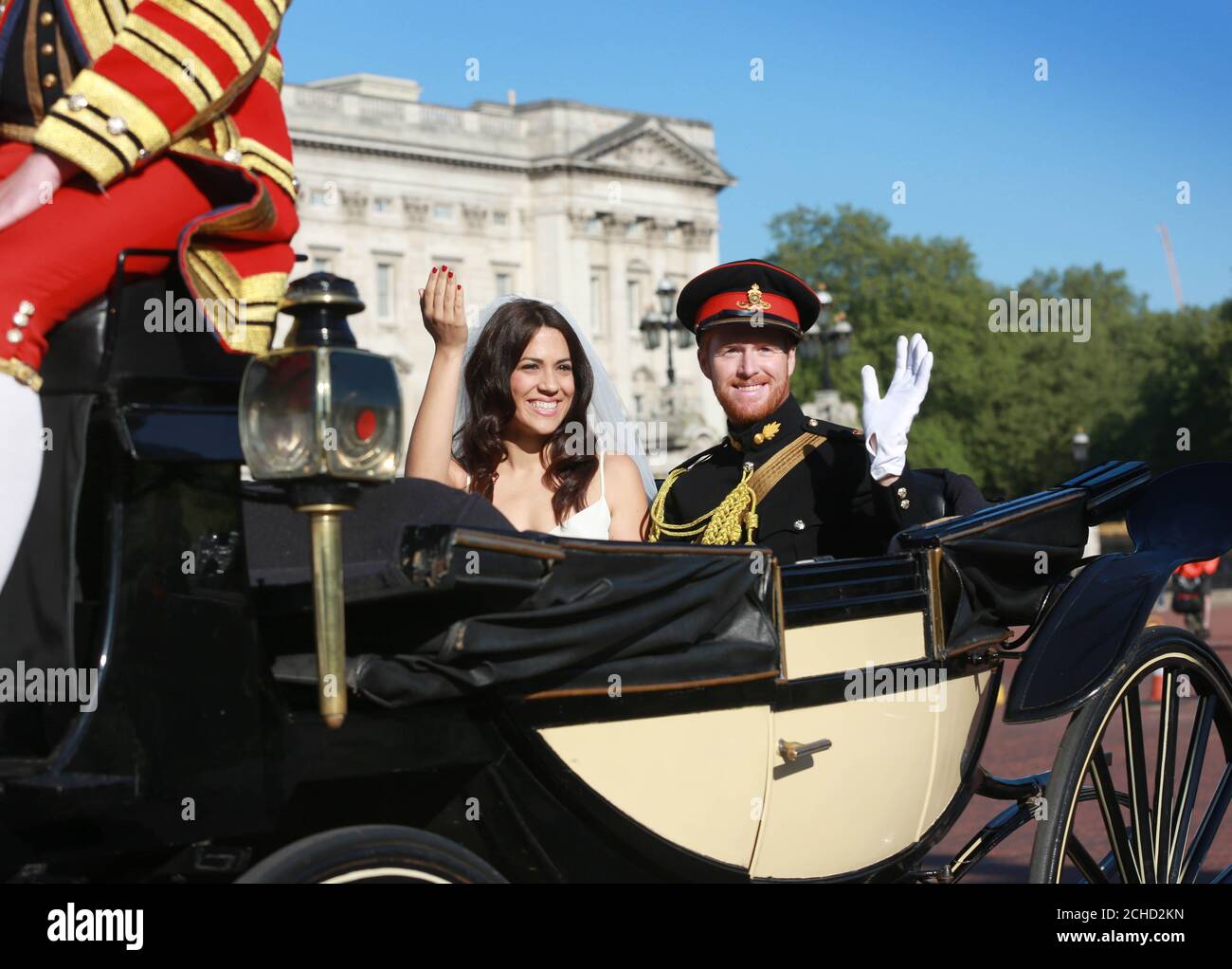 Meghan Markle und Prinz Harry lookalikes Inmaculada Santisteban und Rhys Whittock feiern vor dem Buckingham Palace in London, nachdem sie einen internationalen Wettbewerb gewonnen haben, der von easyJet veranstaltet wird, um Europas bestes Königliches Paar doppelgŠngers zu finden. Stockfoto