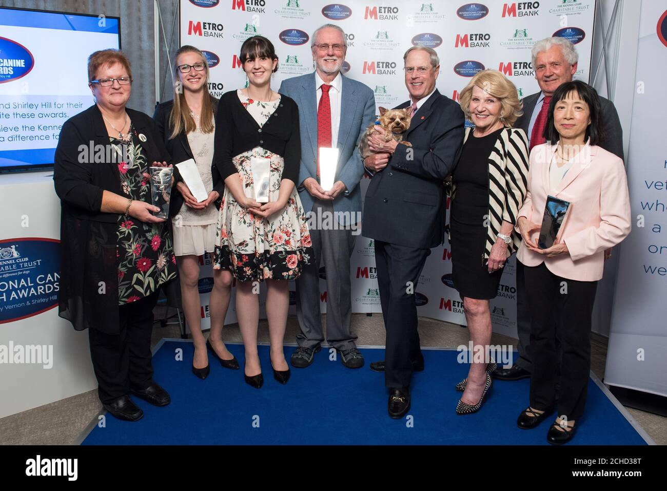 NUR ZUR REDAKTIONELLEN VERWENDUNG (von links nach rechts) Tina Watkins, Alice Denyer, Jennifer Palfreyman, Dr. Danny Scott und Dr. Yasuko Rikihisa Gewinner der International Canine Health Awards 2018 mit Vernon Hill, Shirley Hill, die Gründer der City Bank und Andrew Higgins im Kennel Club, London sind. Stockfoto