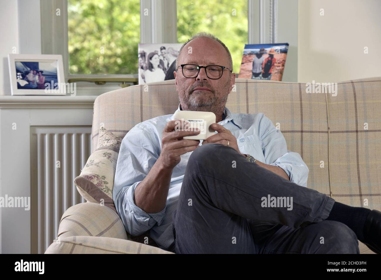 EMBARGO AUF 0001 DIENSTAG MAI 29 REDAKTIONELLE NUTZUNG NUR Schauspieler Robert Llewellyn, am besten bekannt als Kryten in Red Dwarf, wie er fordert alle Elektrofahrzeugbesitzer zu behalten, wie viel es kostet, ihr Auto durch einen kostenlosen Smart Meter von ihrem Energieversorger zu laden. Stockfoto